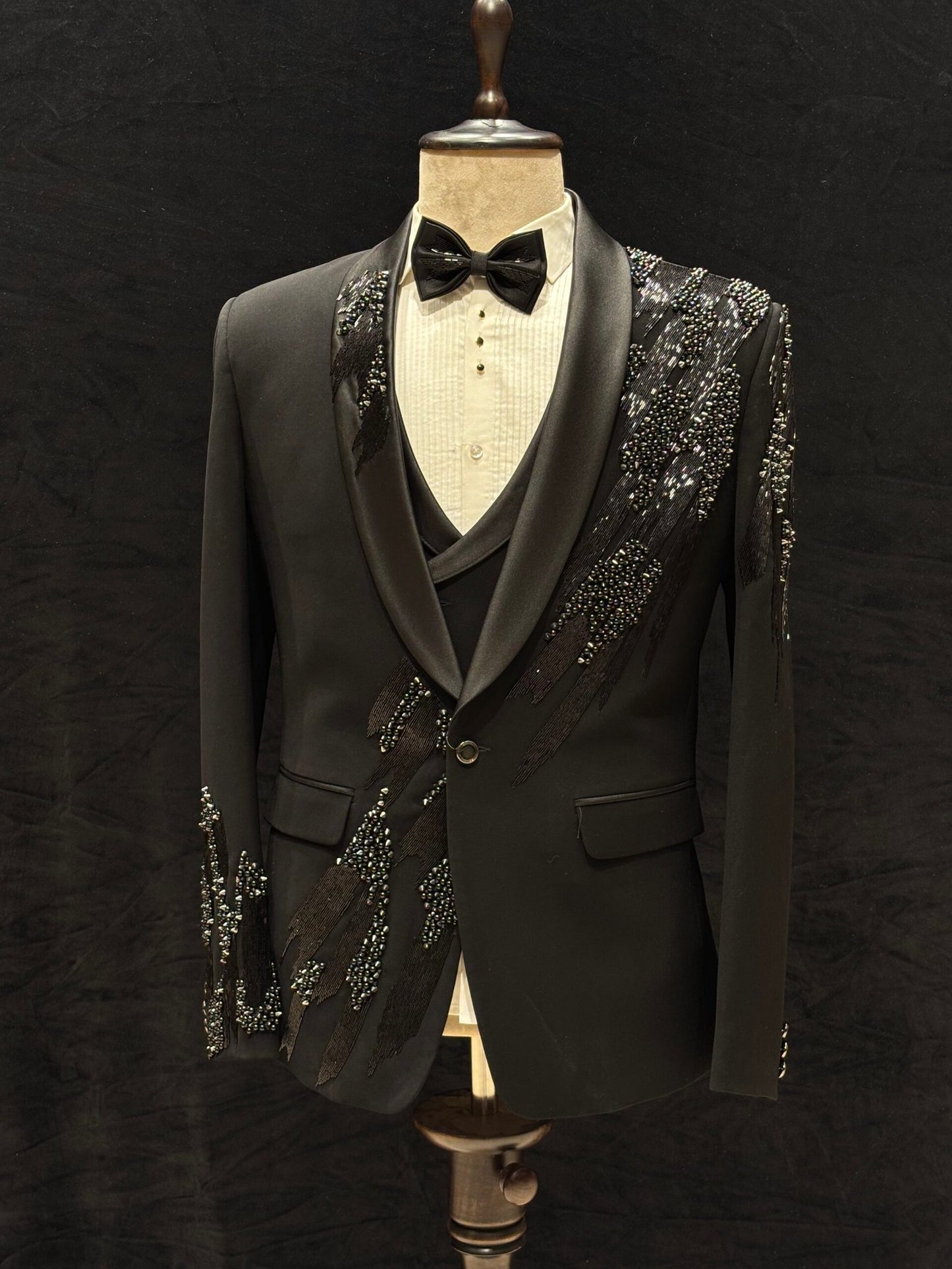 Rathnasanchaya 5-Piece Suit