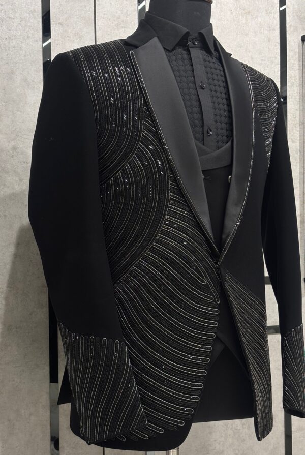 Pravāha Tuxedo - Image 2